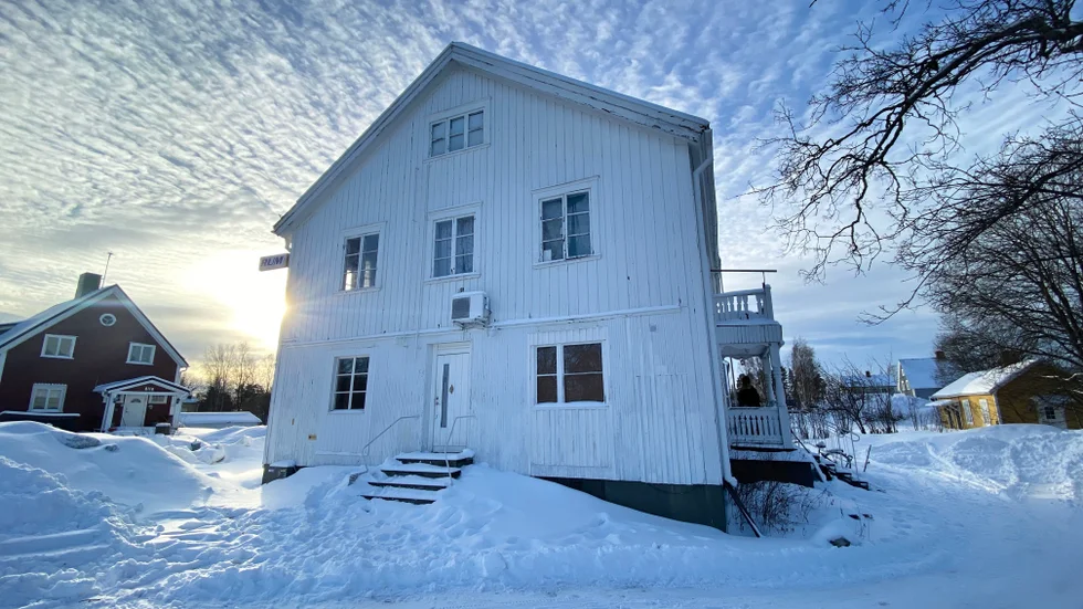 Enligt uppgifter från hyresvärden ska alla ha lämnat det huset som blev utdömt som farligt av räddningstjänsten.