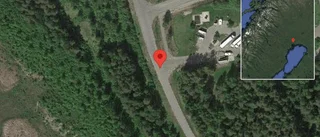 Olja på vägen stör trafiken på väg 698