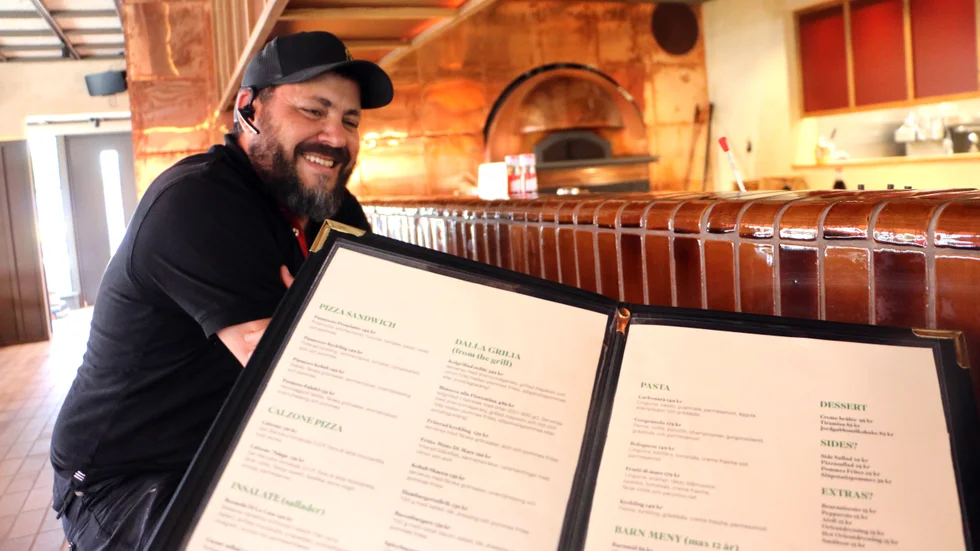 Restaurangchefen Achmed Sassi tror han jobbat dygnet runt med restaurangen den senaste tiden. "Jag har skickat fru och barn på semester så jag kan fokusera hundra procent på premiären. Jag hoppas det blir fullsatt."