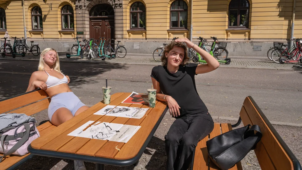 19-åriga Clara von Below och 20-åriga William Englund håller med om att det finns en press kring att bli brun på sommaren. "Men jag ser till att alltid ha solskyddsfaktor, åtminstone i ansiktet", säger Clara.