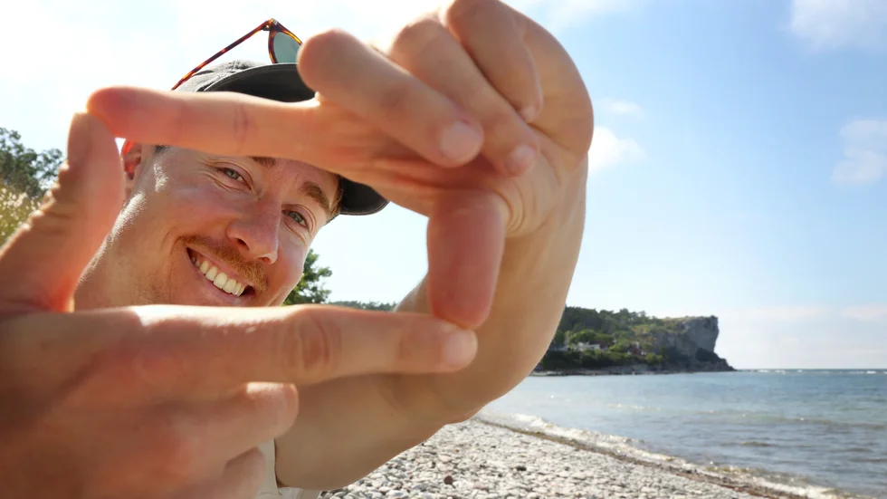 Humor i rutan är det Finn Aldén-Joyce jobbar med i sina kanaler på sociala medier. När han inte jobbar tränar han gärna, nu i sommar inför Ironman med att simma i Fridhemsviken. Han växte upp i Visby, men bor 32 år gammal numera i Göteborg.