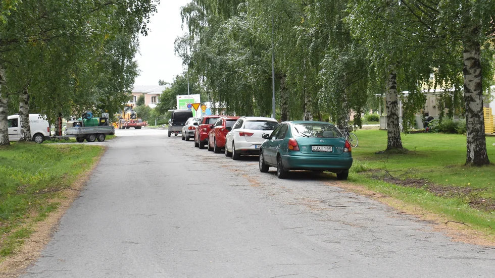Än är det fullt tillåtet att parkera på denna gata, men ett förbud är på gång, har politikerna bestämt. 