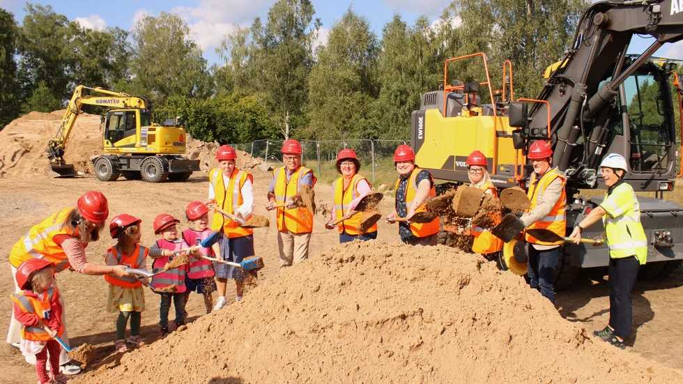 Det var många som var delaktiga i att ta det första historiska spadtaget, som ska leda till en permanent förskola i Vena. Om allt går enligt plan ska den vara klar för invigning till hösten 2025.
