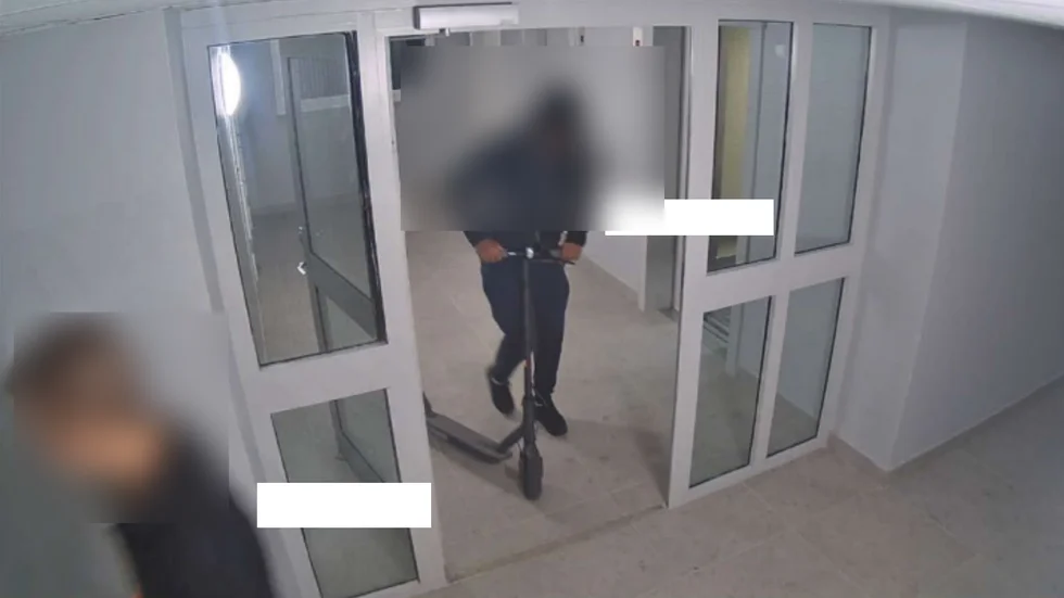 Eskilstunabon och hans 15-åriga uppdragsgivare fångades av flera övervakningskameror före och efter mordbrandsförsöket.