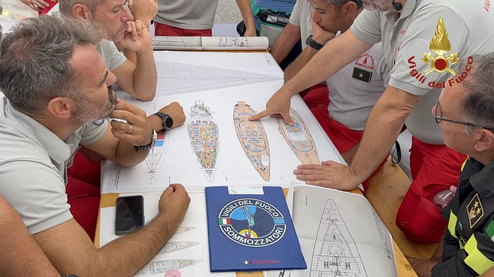 Dykare planerar arbetet vid den sjunkna Bayesian utanför Siciliens kust. Bild från i tisdags.