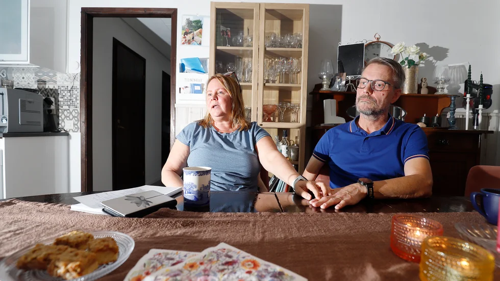 "Det har hänt att man i desperation tänkt att 'ja men vi får väl skilja oss då, då får vi lite avlastning'..." Katja och Roger Jansson orkar inte mer än att finnas för sin dotter Alice och att slåss med näbbar och klor för sin rätt till hjälp av samhället. "Vi vet snart inte längre hur vi ska klara att kämpa oss fram på det här sättet. Vad händer om vi båda tappar fotfästet? Om vi måste sälja huset för att få mat på bordet?"