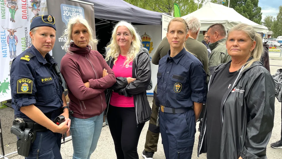 Polisen, Brottsofferjouren och Bodens kommun har uppmärksammat våld i nära relation under skördemarknaden.
Sarah Ekbom, kommunpolis lokalpolisområde Luleå/Boden, Veronica Nordberg, verksamhetsledare Brottsofferjouren,  Therese Sehlstedt, socialtjänsten, Emma Lundkvist, utredningsgruppchef Brott mott särskilt utsatta och Katharina Ängtoft, socialtjänsten. 