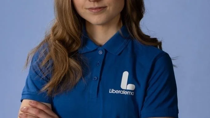 Maja Nilsson vill att övergången från BUP till vuxenpsykiatrin förändras och att regionen börjar ta ungas psykiska hälsa på allvar. En fråga om liv och död, menar hon.
