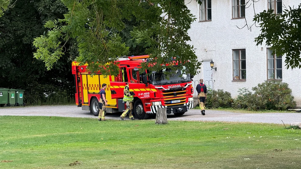 Räddningstjänsten framme för att kontrollera ledningen i vattnet.
