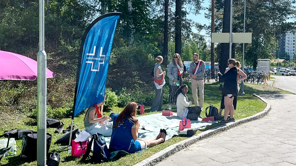 Vårdförbundets medlemmar samlades utanför lasarettets entré i solen, efter att de tågat ut från centralhallen.