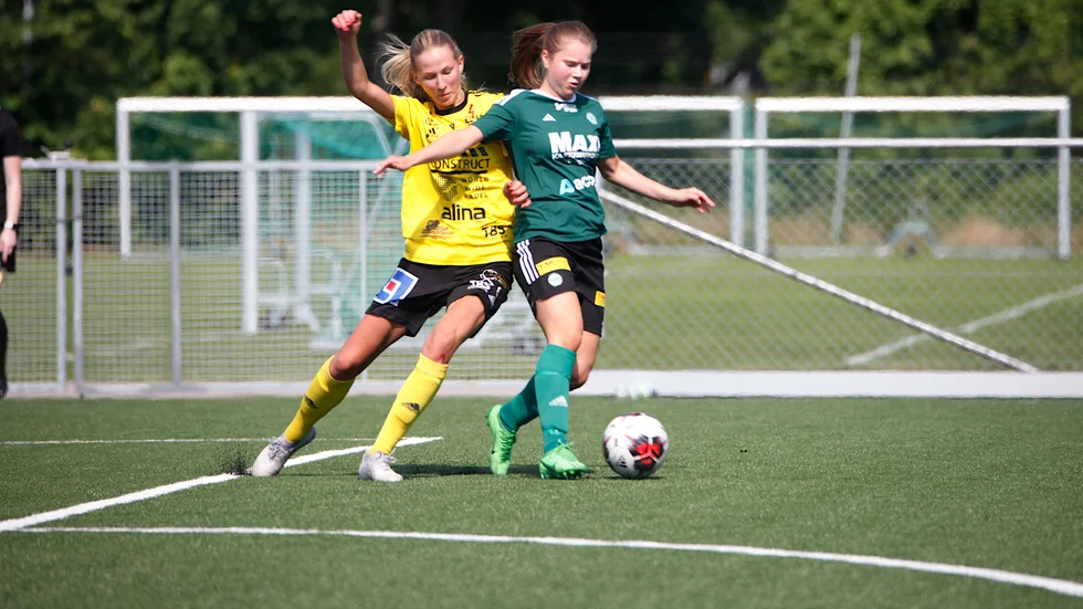 Alice Hemlin med bollen i förra hemmamatchen har gjort flest mål i ESK hittills i år med sina sex. 