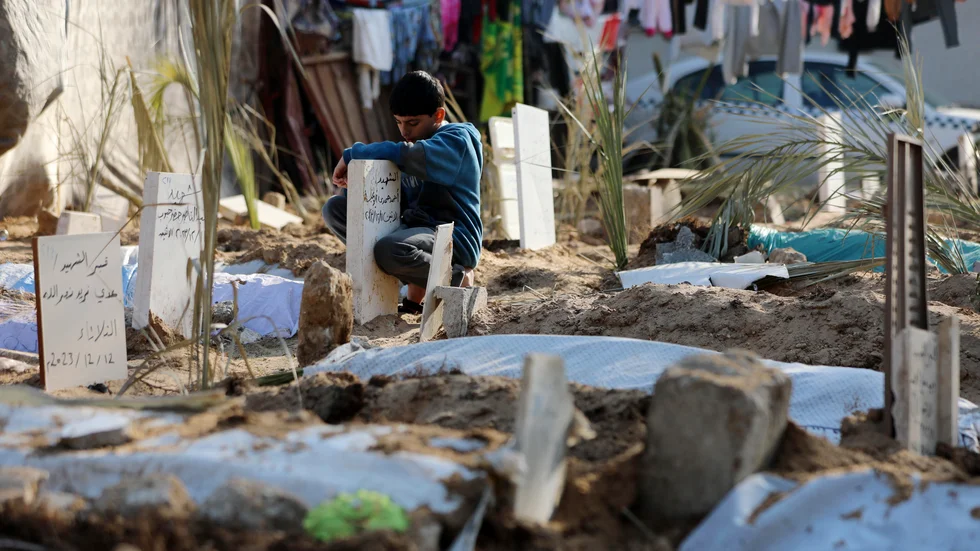 Palestinier besöker kyrkogård för personer som dött av israeliska bomber i Gaza.