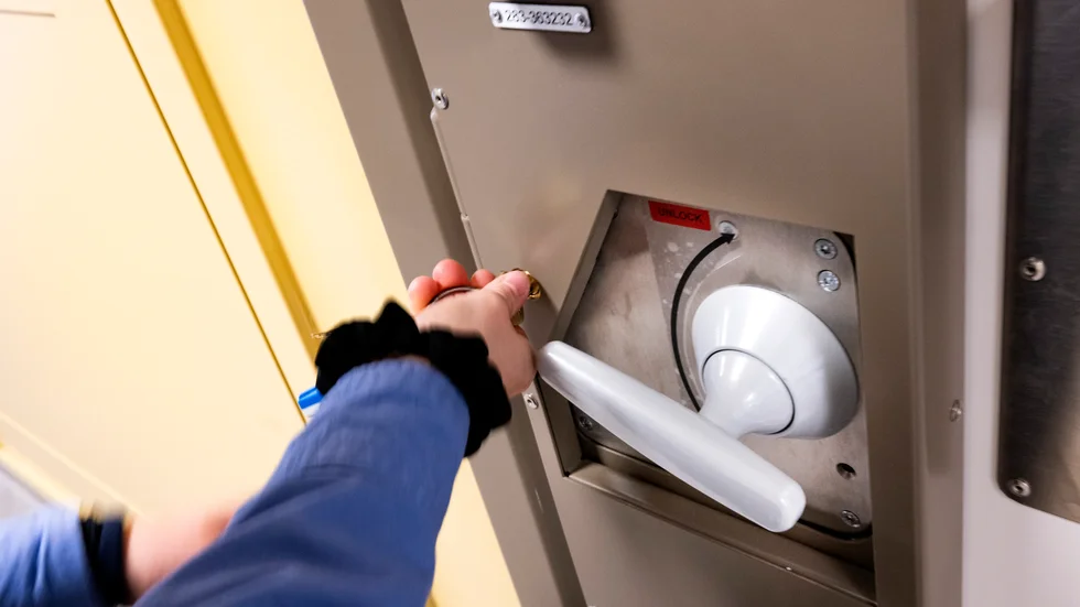 Norrköpingsmannen ska avtjäna ett fängelsestraff på tre år och sex månader, men har ännu inte checkat in på anstalten. 