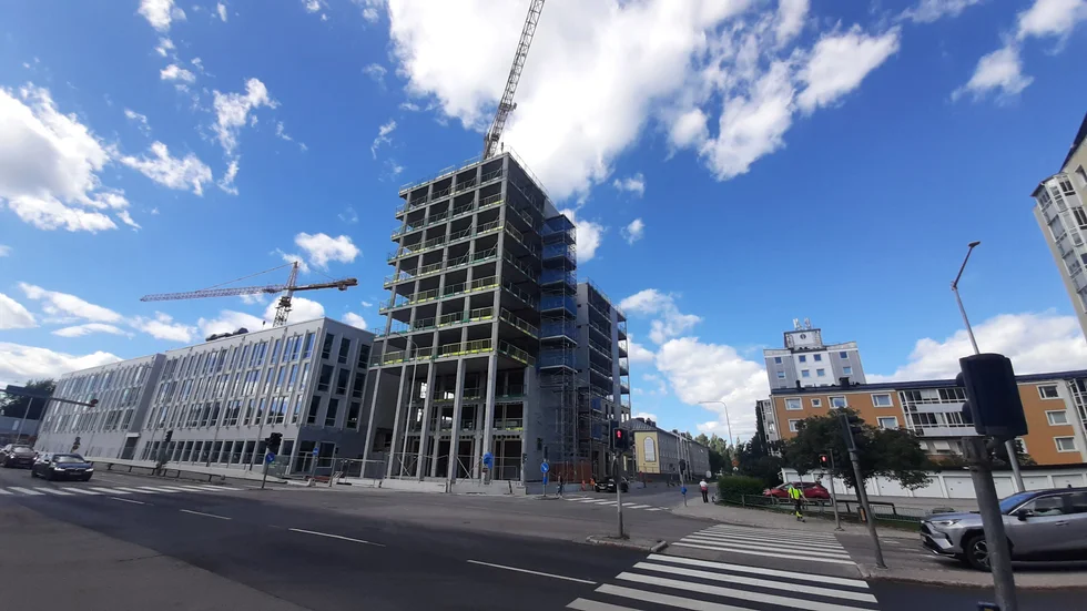 Västra stranden kallar Diös det nya området som byggs vid korsningen Sandviksgatan-Residensgatan. I höghuset i hörnet ska Forenom hyra fyra våningsplan med lägenheter, som ska hyras ut till företagskunder. 
