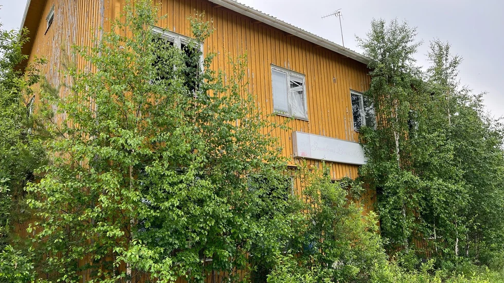 Gamla butiken i Björkfors. Bybor anser att den skämmer bygden, Kalix kommun ska utreda rivning men ägaren protesterar.
