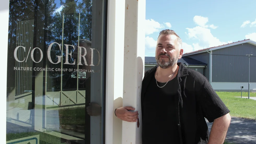 Johan Alfon vid entren till fabriks- och försäljningslokalen i Jokkmokk som blivit en destination för tillresande turister.
