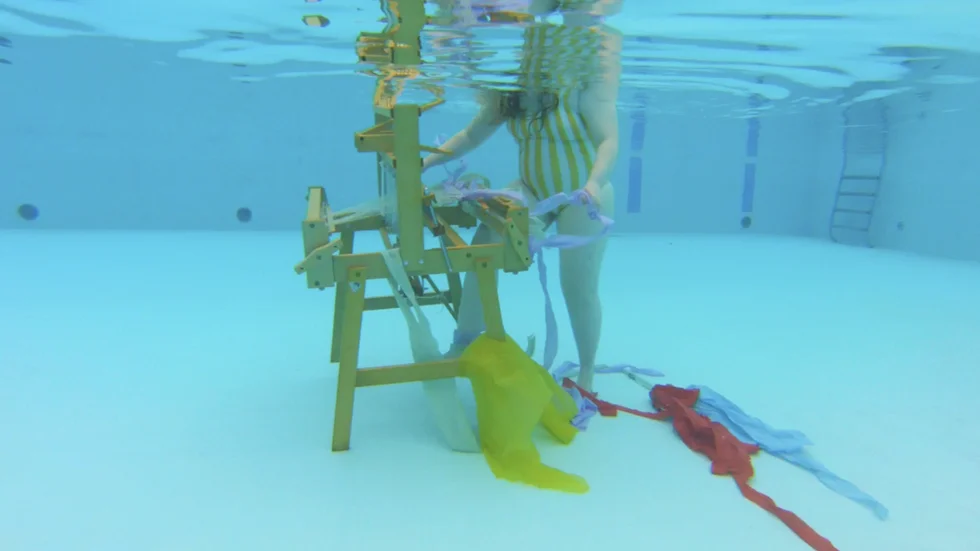 Stillbild ur Ebba Hernströms film "Drömmen om underwater weaving", filmad av Åke Lindström Gafvelin, som besökare av "Konst tar plats" får tillgång till via en QR-kod.