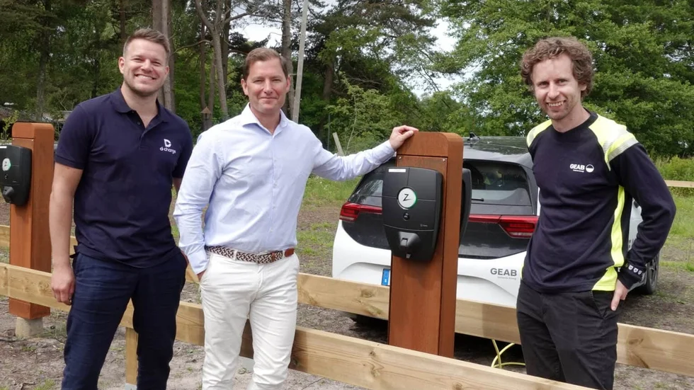 Joel Hellström, D-charge, Niklas Sjöberg, Vattenfall Eldistribution AB och Leo Lingvide vid en av de 18 nya laddstolparna på Fårö.