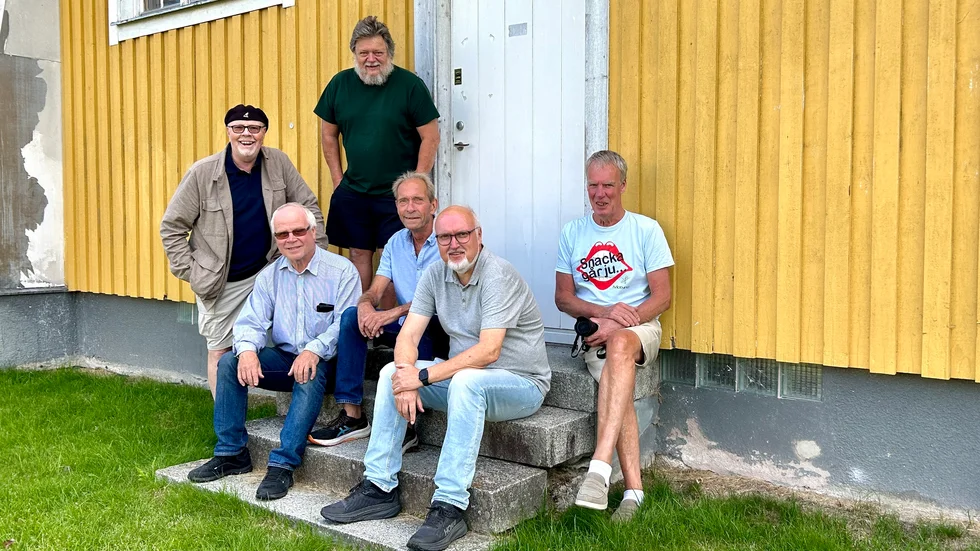 Åtta fotografer ställer ut i Panzardazzet vid Södra skolan. Stående från vänster: Per-Arne Rynning och Krister "Fille" Jonsson. Sittande från vänster: Janne Andersson, Kjell Pettersson, Lars-Åke Flodmark och Lasse Johansson. Eino Evald och Tomas Nilsson saknas. 