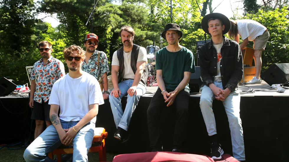 Jesper Lindell tillsammans med bandmedlemmarna på bakre raden. Från vänster: Simon Wilhelmsson, Carl Lindvall, Jimmy Reimers, Anton Lindell och Rasmus Fors.