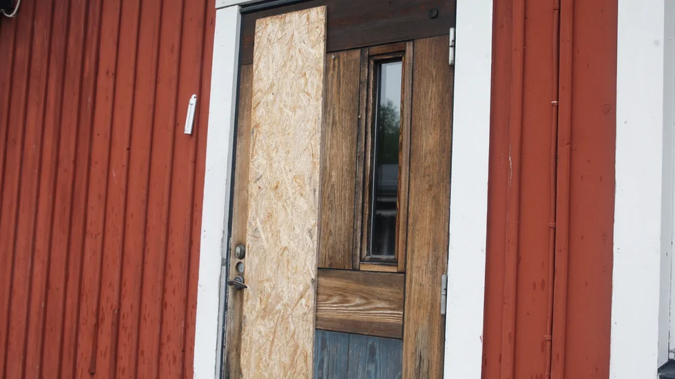 En planka har spikats för ett hål i en av dörrarna till Gamla Gästis, Vittangis forna gästgiveri. På senare år har huset använts som flyktingboende, men nu har det stått tomt i några år.