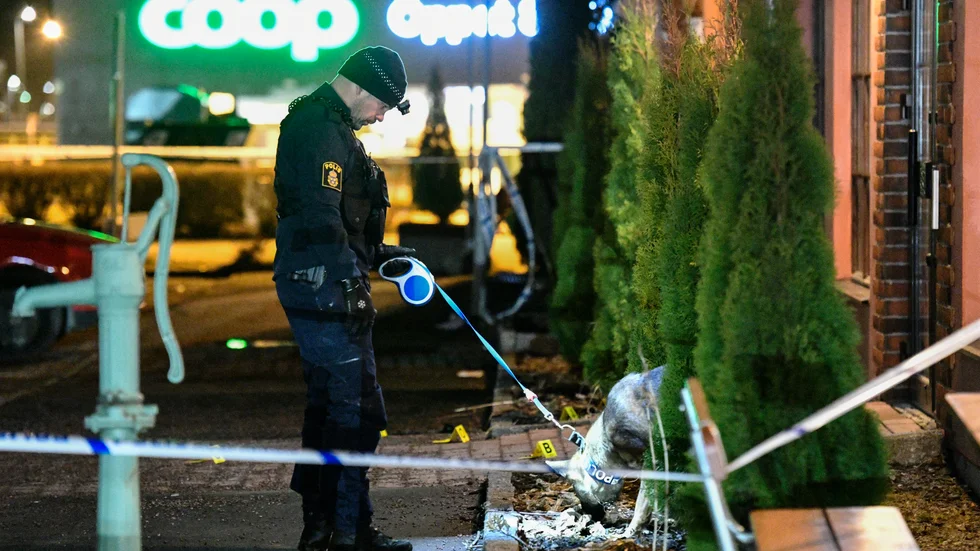 Polis undersöker den plats i handelsområdet Boländerna i Uppsala där en man i 40-årsåldern sköts till döds i april 2017. Arkivbild.
