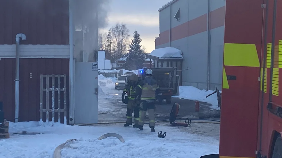 Kraftig rökutveckling från en byggnad vid ishallen.