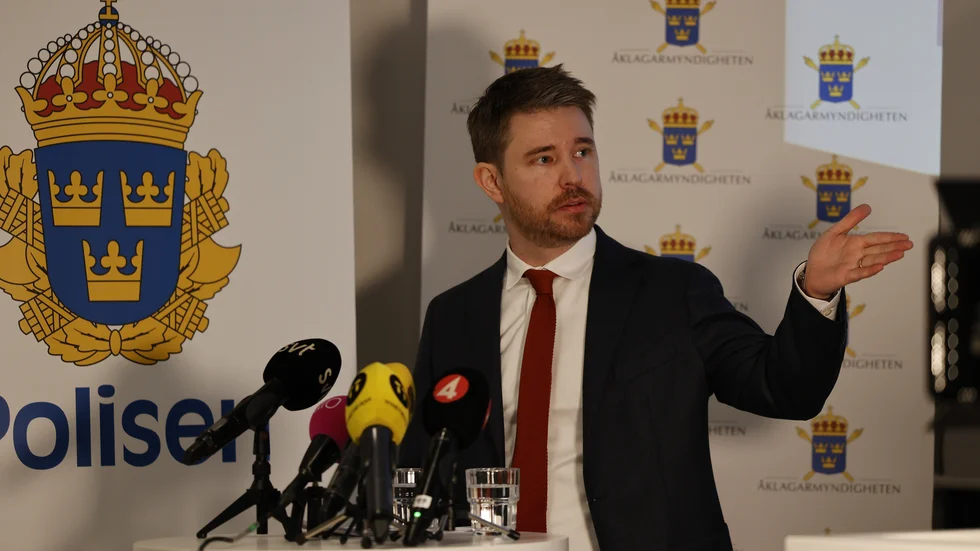 Kammaråklagare Erik Grönvall presenterar åtalet.