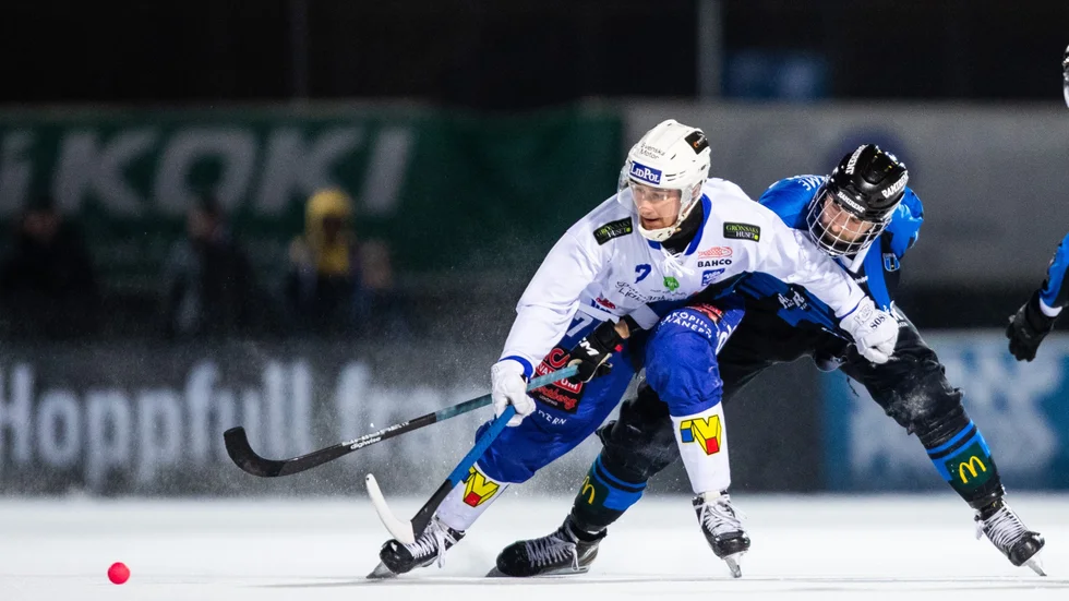 Villas Joel Broberg i kamp med Sirius Jerker Ortman när lagen möttes i serieavslutningen. Nu har Sirius supportrar startat insamlingen "fansens värvning" med tanke på Villaspelaren.
