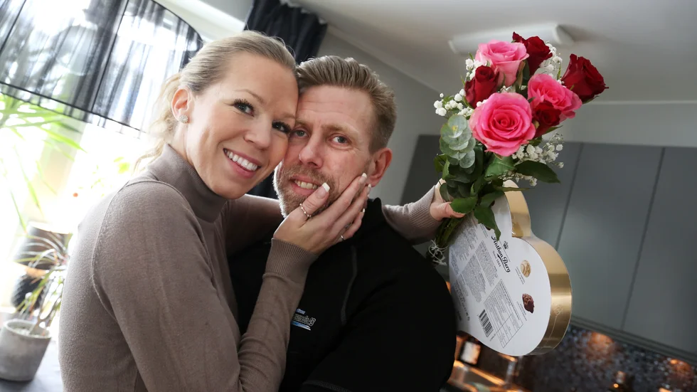 Helena Martinger överraskade sin särbo Magnus Larsson på Alla hjärtans dag. De träffades på Tinder för tio månader sedan och saknar nästan ord för att beskriva kärleken de känner för varandra.   