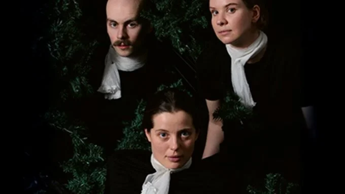 Vegard Rubach Ese och Tiril Eirunn Einarsdotter tillsammans med Embla Hane (nedre raden) medverkar i föreställningen "Sånger från skogen" där lantbrukaren Selma Lagerlöf ges gestaltning.