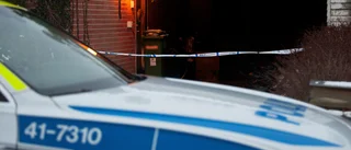 Två till sjukhus efter knivslagsmål – bostad avspärrad
