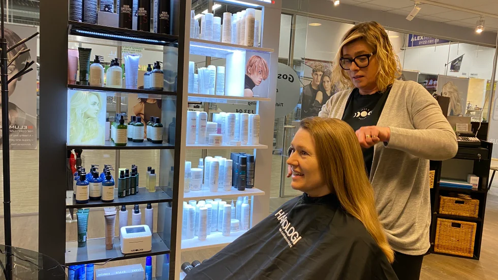 Malgorzata Rybinski gör iordning håret på kunden Emilie Söderhäll.