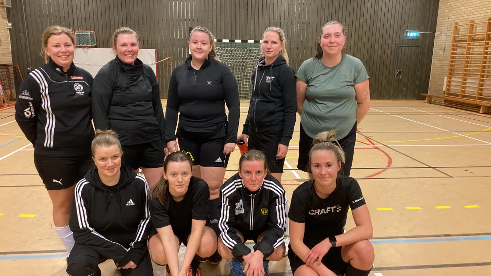 Nytt damlag i bygden. Här är några av spelarna i Fornåsa IF:s damlag 2024. Klubben satsar på nytt konstgräs i år och även ytterligare ett A-lag. Spelarna kommer från både Linköping och Motala.