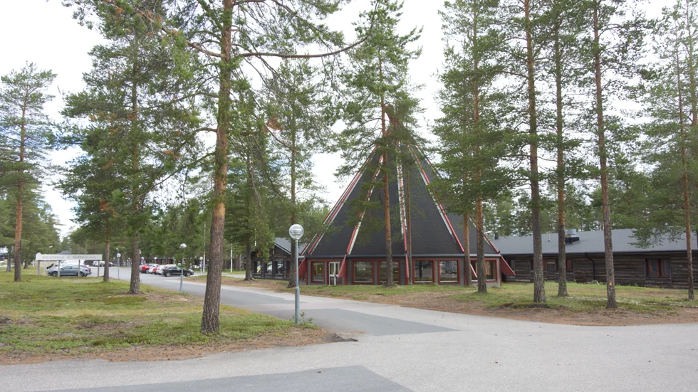 Nordkalotten hotell & konferens på Bergnäset i Luleå. Anläggningen ska byggas ut med 480 hotellrum, fördelade på nio byggnader varav fem ska placeras på parkeringen till höger om kåtan (syns inte på bilden).