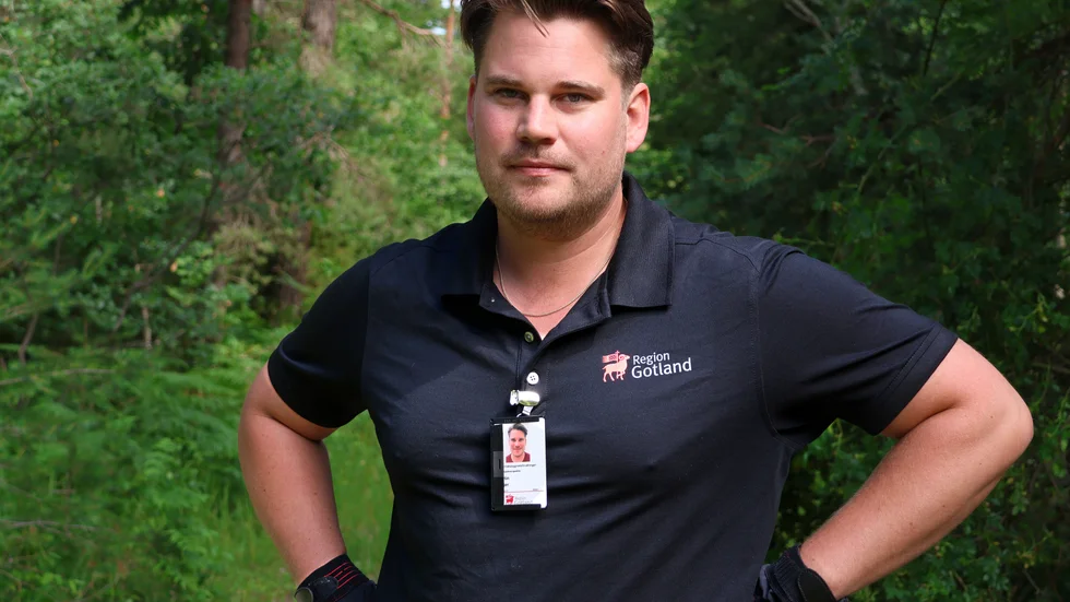 Martin Beijer jobbar som miljöinspektör på regionen. ”Det är olagligt och olämpligt”, säger han om nedskräpningen i skogen vid Visborg.