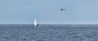 Segelbåt gick på grund – helikopter räddade fem ur flotte