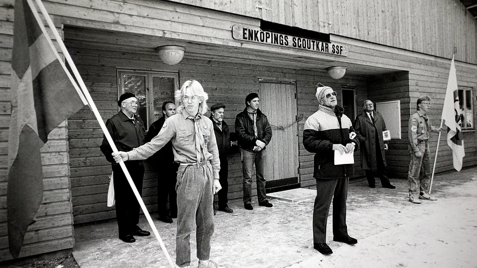 Enköpings scoutkår inviger nya scoutstugan 1988.
Landshövding Hans Alsén Invigningstalar.