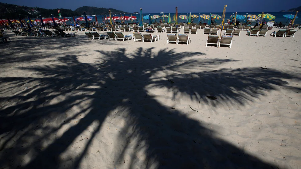 Att lata sig under palmbladen på en strand i Thailand är inte tråkigt. Och många hade velat göra det några månader om året. Men för barnfamiljer är det inte lika lätt eller rimligt.