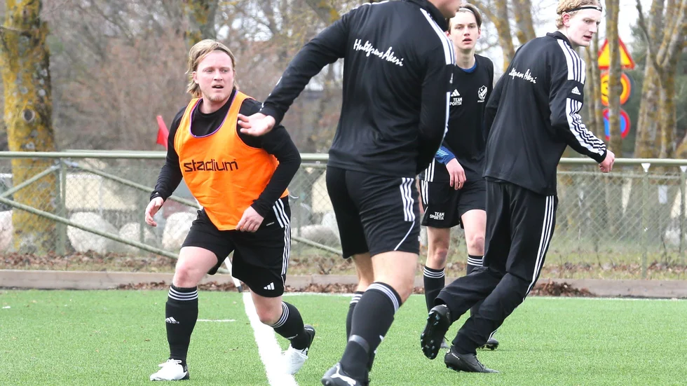 Ludvig Larsson ger Stenkyrka en annan balans och nu tillåts Linus Johansson att ta en mer offensiv roll.