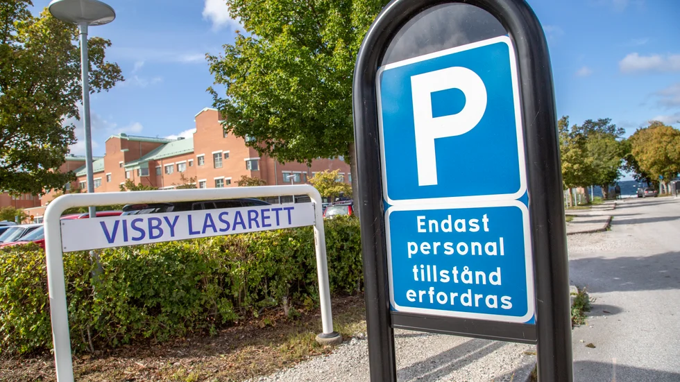Några dagar till kan personalen parkera vid lasarettet utan att betala avgift. Från den 2 maj kommer det att kosta 250 kronor i månaden för att få stå på personalparkeringen.