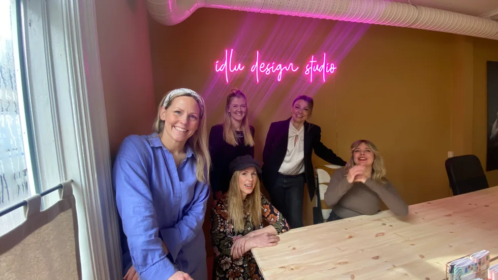 Ida Lundqvist tillsammans med trädgårdsarkitekten Malin Somlin, fotografen Sophia Hogman Myrbacka, webbdesignern Inga Sundell och Anna Nilsson, art director.
