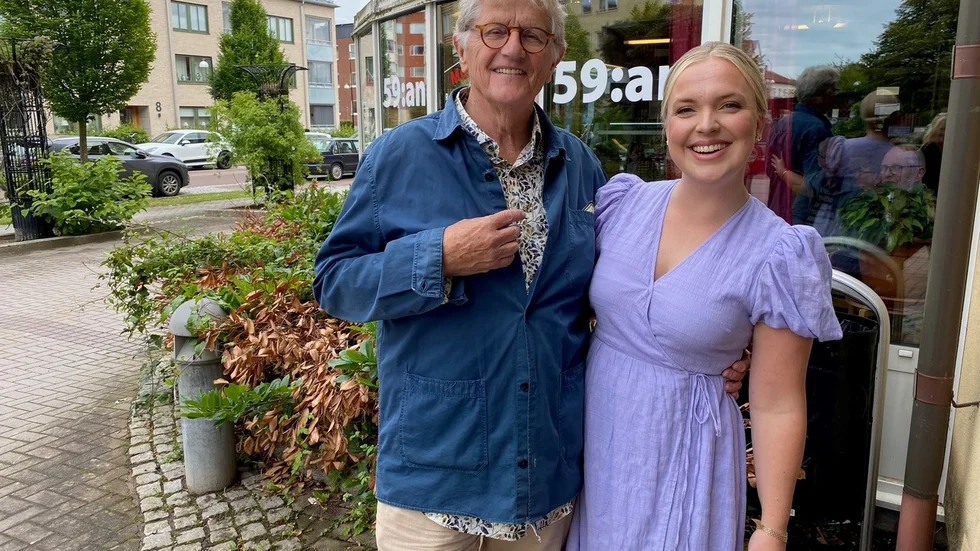 Uffe Holmertz och Hanna Ulvan är glada att återigen vara tillbaka för allsången i gamla stan, och att få förgylla människor med sång och skratt en liten stund.