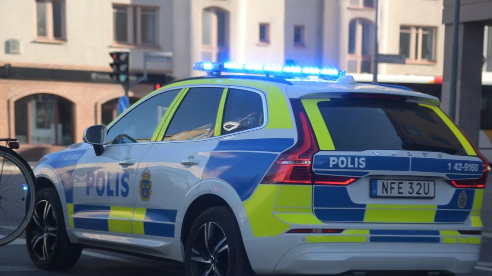 Här larmas polispatrullen till ärendet.