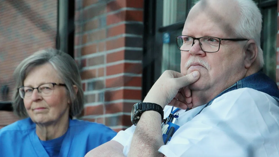 Har man otur blir det mycket ensamarbete och vid dödsfall kan anhöriga få vänta innan personal kommer på plats, enligt Eva Johansson och Bo Sköld.