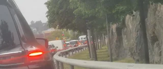 VIDEO: Järnvägsbommarna vid Saab öppnades – då körde tåget förbi