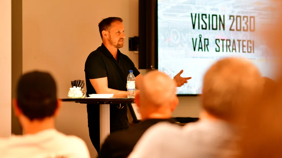Almtunas klubbdirektör Tobias Pehrsson pratar om klubbens vision till år 2030 under uppstartskväll.