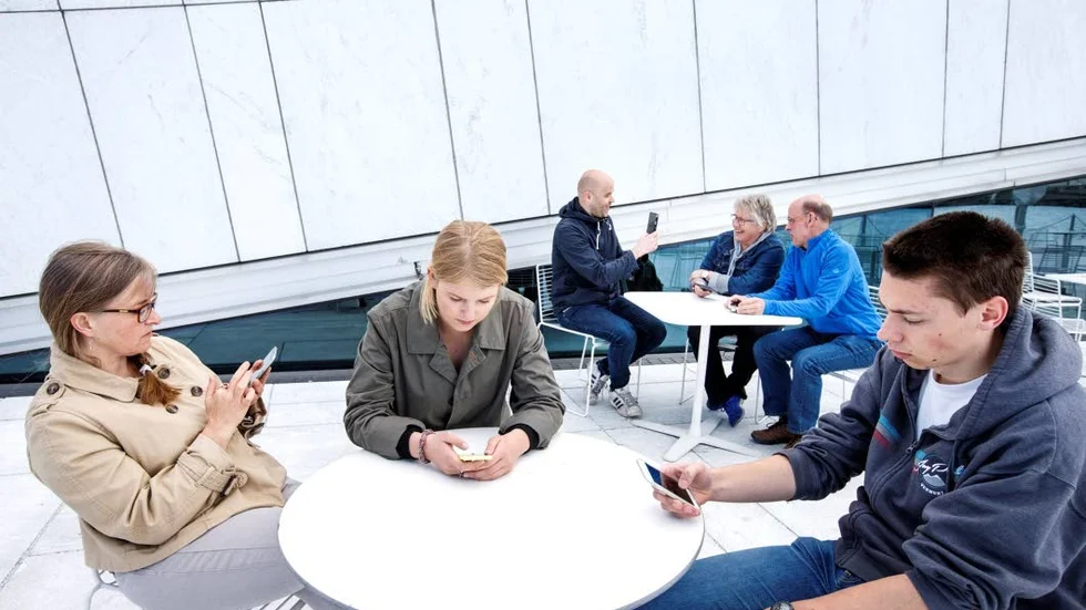 Surfande. Momsen på digitala tidningar är mycket högre än på tryckta.