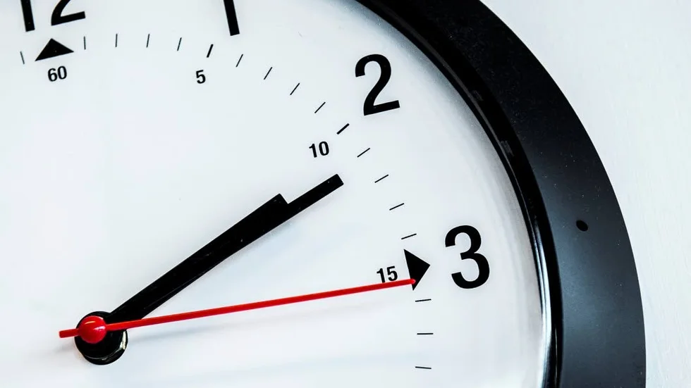Klockan 03:00 under natten mot söndagen vreds klockan tillbaka en timme och blev på en sekund 02:00. Sommartid blev vintertid.
