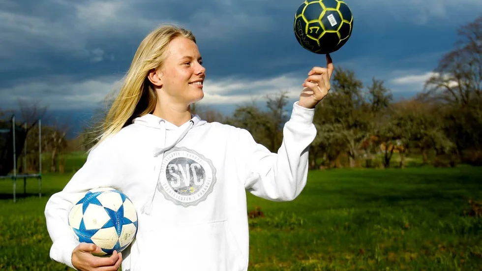 Nina Koppang, Vadstena, är ett stort löfte i både handboll och fotboll.